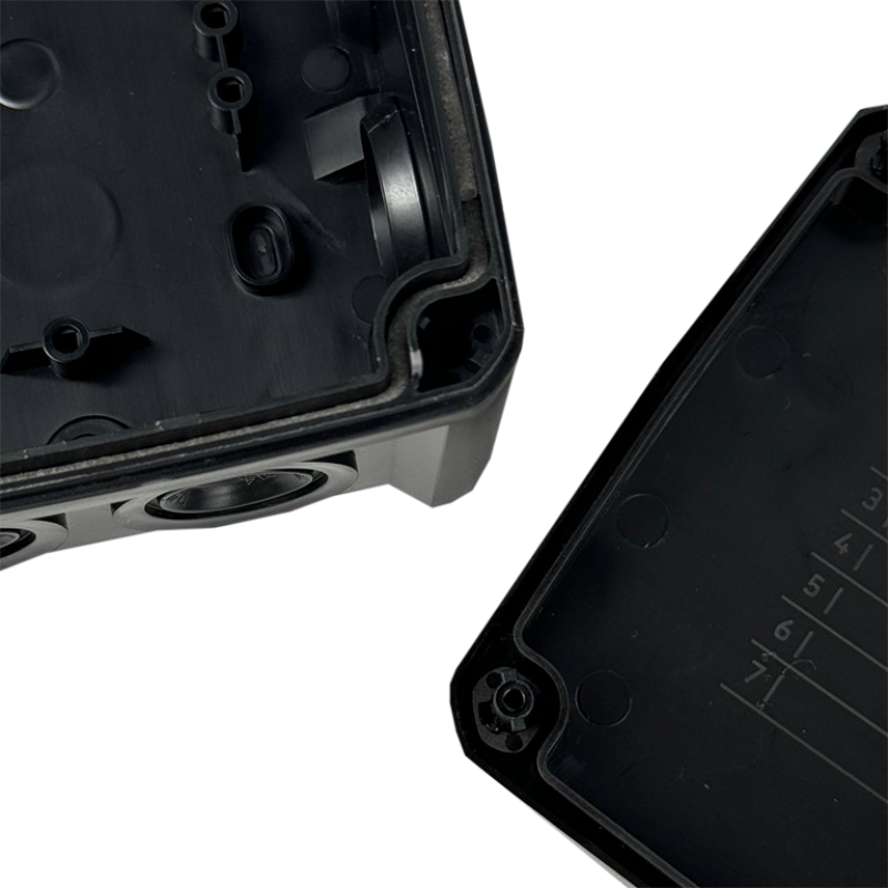 Коробка монтажна для відкритого встановлення 146х105х65 мм (зовн.162х122х68 мм) IP66 із скобами чорна UEC